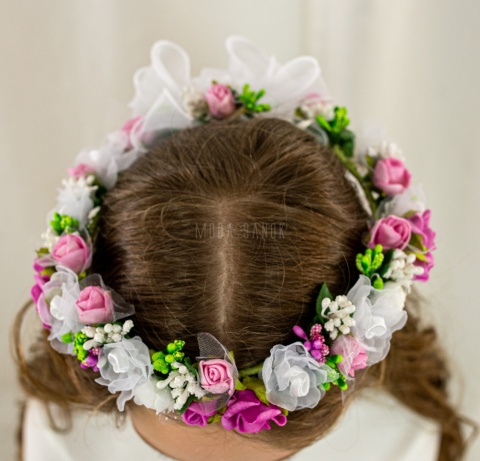 Wianek komunijny dziewczęcy z piankowych i satynowych różyczek w kolorze ciemnego i jasnego różu z dodatkiem zieleni MODA SANOK