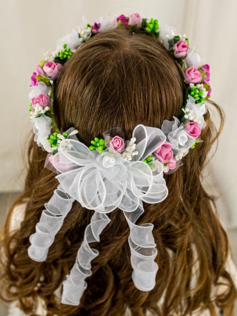 Wianek komunijny dziewczęcy z piankowych i satynowych różyczek w kolorze ciemnego i jasnego różu z dodatkiem zieleni MODA SANOK