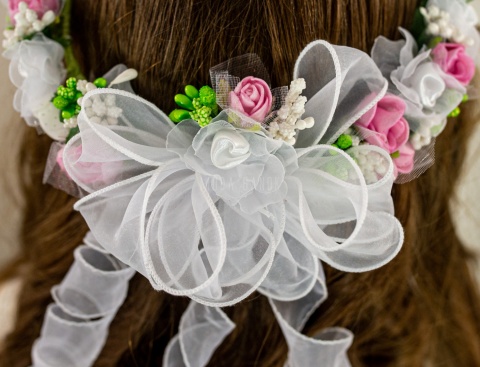 Wianek komunijny dziewczęcy z piankowych i satynowych różyczek w kolorze ciemnego i jasnego różu z dodatkiem zieleni MODA SANOK