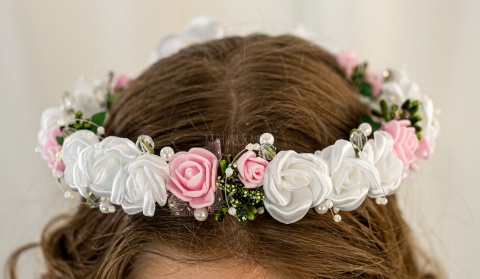Wianek komunijny dziewczęcy z różyczkami piankowymi, atłasowymi, dodatkiem zieleni oraz koralikami na żyłce MODA SANOK