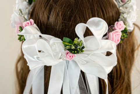 Wianek komunijny dziewczęcy z różyczkami piankowymi, atłasowymi, dodatkiem zieleni oraz koralikami na żyłce MODA SANOK