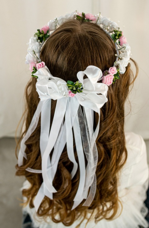 Wianek komunijny dziewczęcy z różyczkami piankowymi, atłasowymi, dodatkiem zieleni oraz koralikami na żyłce MODA SANOK