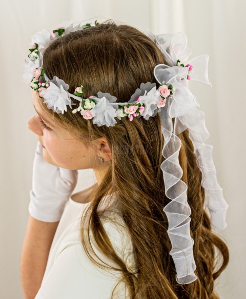 Wianek komunijny dziewczęcy z trzema różyczkami przedzielonymi satynowym większym kwiatem MODA SANOK