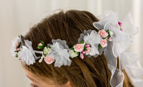 Wianek komunijny dziewczęcy z trzema różyczkami przedzielonymi satynowym większym kwiatem MODA SANOK