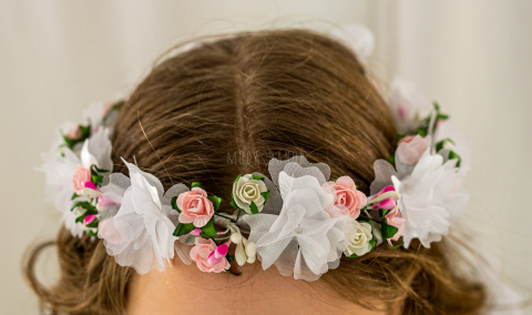 Wianek komunijny dziewczęcy z trzema różyczkami przedzielonymi satynowym większym kwiatem MODA SANOK