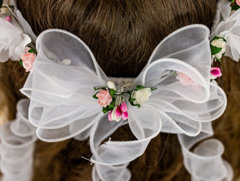 Wianek komunijny dziewczęcy z trzema różyczkami przedzielonymi satynowym większym kwiatem MODA SANOK