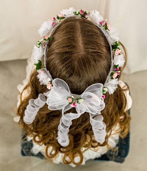Wianek komunijny dziewczęcy z trzema różyczkami przedzielonymi satynowym większym kwiatem MODA SANOK