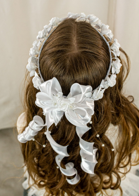 Wianek komunijny dziewczęcy delikatny biały z satynowymi różyczkami przeplatanymi białymi listkami MODA SANOK