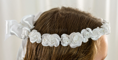 Wianek komunijny dziewczęcy delikatny biały z satynowymi różyczkami przeplatanymi białymi listkami MODA SANOK