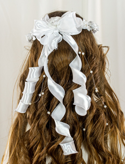 Wianek komunijny dziewczęcy delikatny biały z satynowymi różyczkami przeplatanymi białymi listkami MODA SANOK