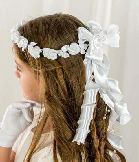 Wianek komunijny dziewczęcy delikatny biały z satynowymi różyczkami przeplatanymi białymi listkami MODA SANOK