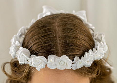 Wianek komunijny dziewczęcy delikatny biały z satynowymi różyczkami przeplatanymi białymi listkami MODA SANOK