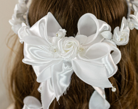 Wianek komunijny dziewczęcy delikatny biały z satynowymi różyczkami przeplatanymi białymi listkami MODA SANOK