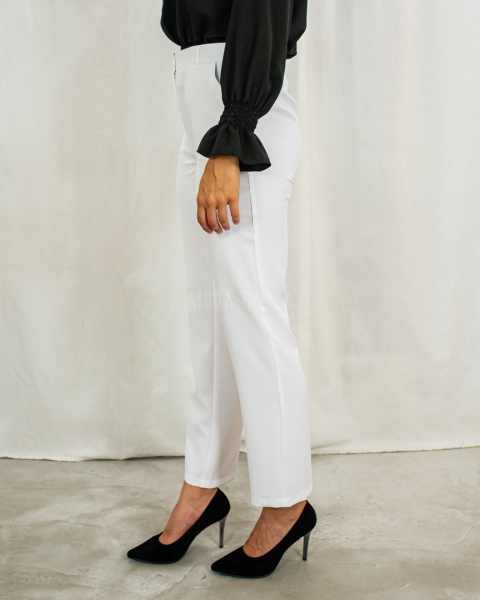 Eleganckie spodnie damskie, długie z gumą w pasie, cienkie w kolorze białym MTM - MODA SANOK