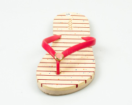 Japonki, klapki damskie w kolorze beżowym z czerwonymi paskami oraz jednolitą gumową górą z delikatną ozdoba MOODO - MODA SANOK