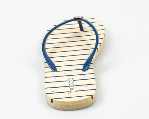 Japonki, klapki damskie w kolorze beżowym z granatowymi paskami oraz jednolitą gumową górą z delikatną ozdoba MOODO - MODA SANOK