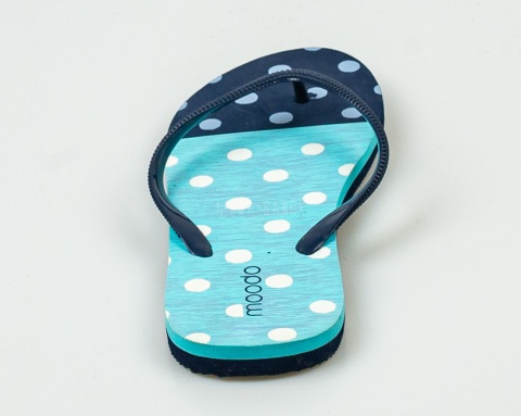 Japonki, klapki damskie w kolorze miętowo granatowym z kropeczkami MOODO - MODA SANOK