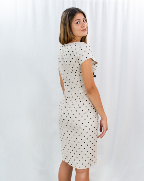 Jasnobeżowa sukienka Elena w czarne groszki z delikatnymi rękawkami B&K - MODA SANOK